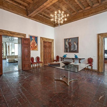 Ancient Palace In Downtown Rome Exterior photo