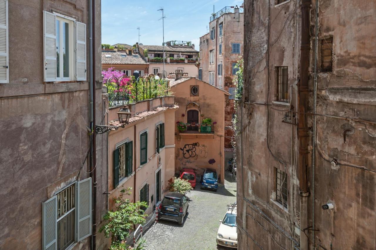 Ancient Palace In Downtown Rome Exterior photo
